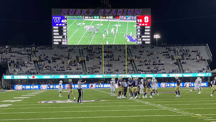 Huskies Bump Up 3 Spots in AP Poll for Highest Ranking in 3 Seasons