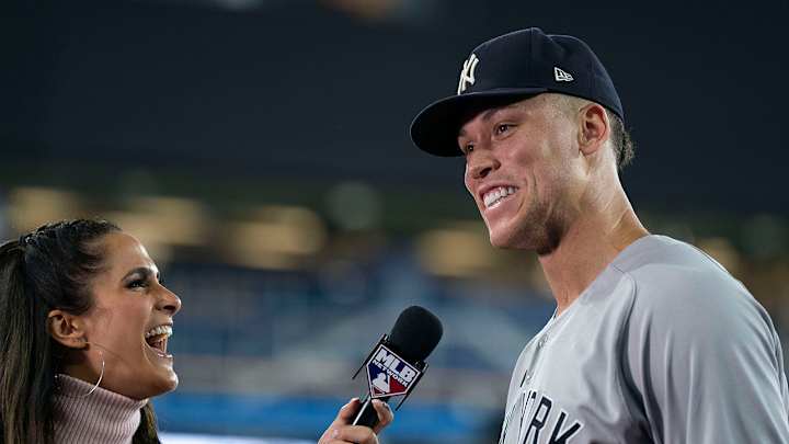 Blue Jays Fan Upset After Aaron Judge’s 61st HR Ball Hits Glove Blue Jays Fan Upset After Aaron Judge’s 61st HR Ball Hits Glove