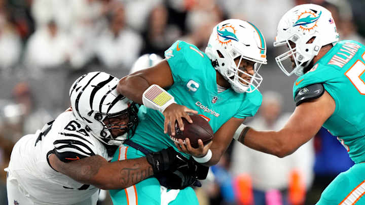 Tagovailoa to Be Discharged From Hospital After Head/Neck Injury