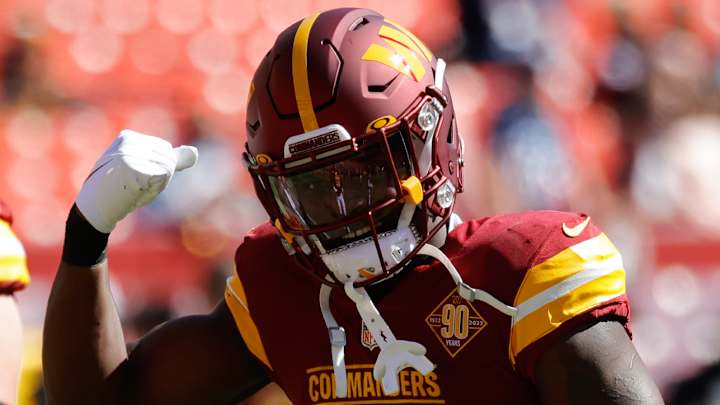 Brian Robinson Feted With Standing Ovation by Commanders Fans (Video)