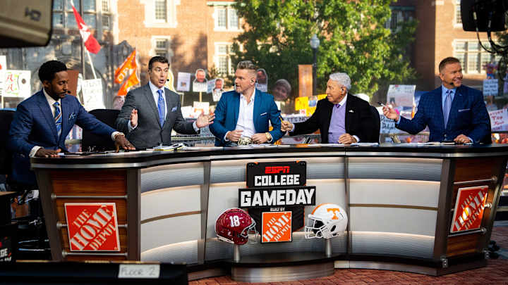 Oregon to Host ESPN’s ‘College GameDay’ For UCLA Football Showdown Oregon to Host ESPN’s ‘College GameDay’ For UCLA Football Showdown