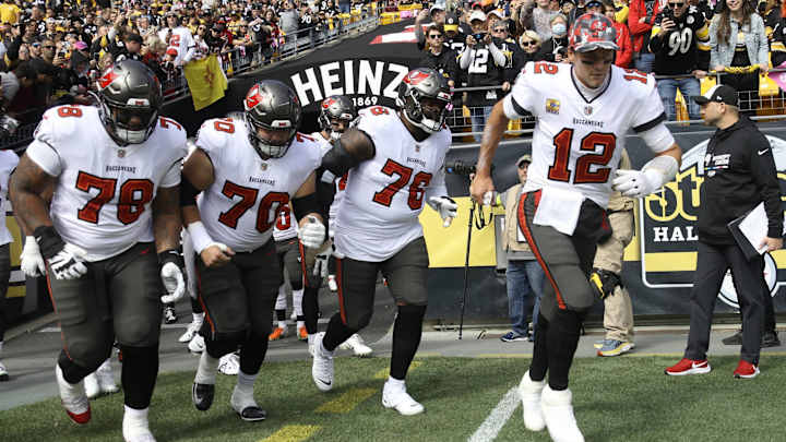 Tom Brady Chews Out Bucs Offensive Line During Game vs. Steelers (Video)