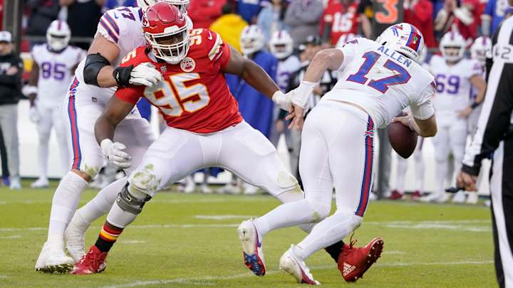 NFL World Reacts to Missed Tripping Penalty in Bills-Chiefs Game