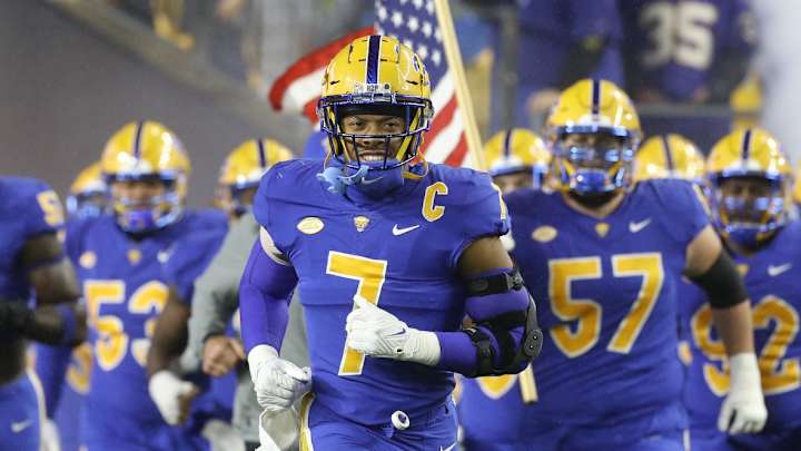 Pitt Considers Moving LB SirVocea Dennis Outside Pitt Considers Moving LB SirVocea Dennis Outside