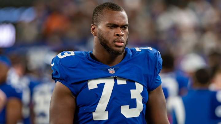 Giants OT Evan Neal Carted Off With Knee Injury vs. Jaguars