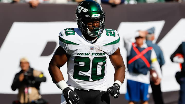 Jets’ Breece Hall Helped Off Field, Out With Knee Injury vs. Broncos