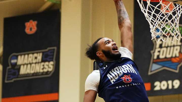Auburn basketball forward Johni Broome on Karl Malone Award watch list