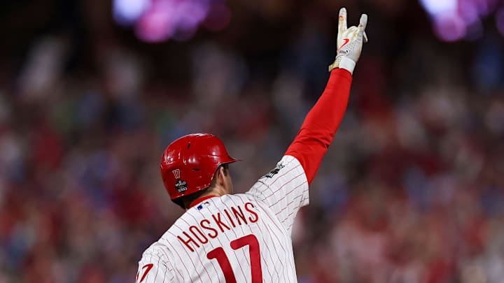 Photo of Phillies Star’s Wife Buying 50 Beers for Fans Goes Viral