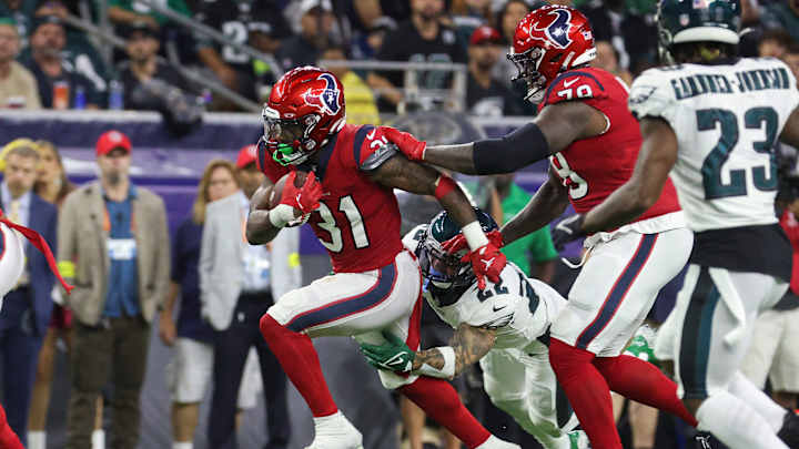 Texans WATCH: RB Dameon Pierce Reels Off Powerful Run, Dominant vs. Eagles in First Half