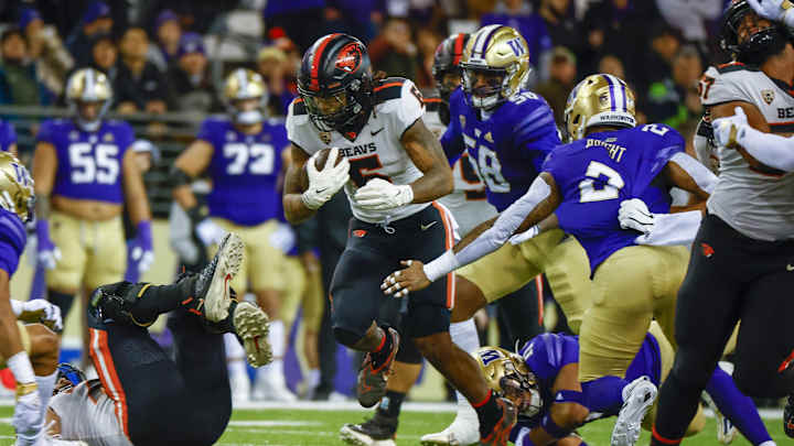 Light Finally Comes on for Huskies, Win 24-21 After Outage