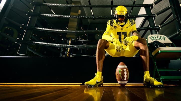 Oregon Unveils Uniform Combo for Washington Huskies Oregon Unveils Uniform Combo for Washington Huskies