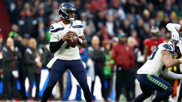 WATCH: Geno Smith Throws Clutch TD on 4th Down to Keep Seattle in the Game