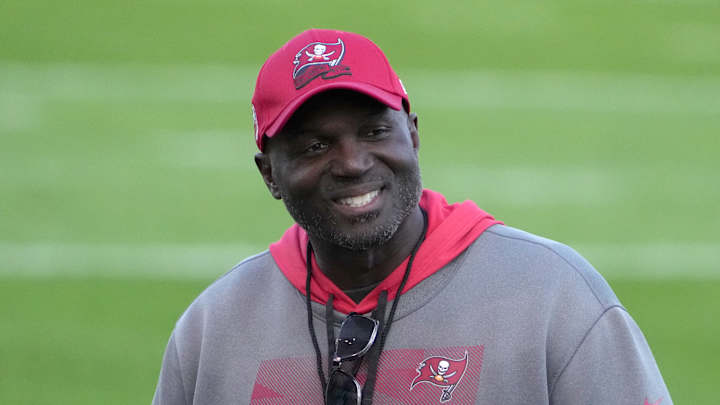 Analysts Suggest Two Future Replacements for Tom Brady in Tampa Bay