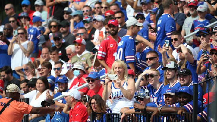 Bills Fans Help Shovel Out Players Ahead of Team’s Flight to Detroit (Video)