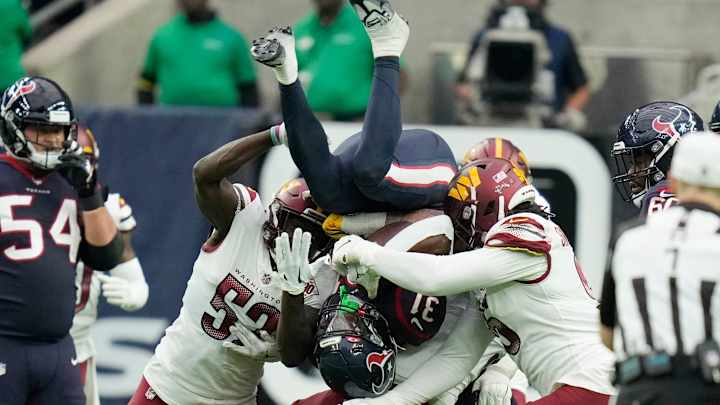 Commanders’ John Ridgeway Body Slams Texans’ Dameon Pierce in Game
