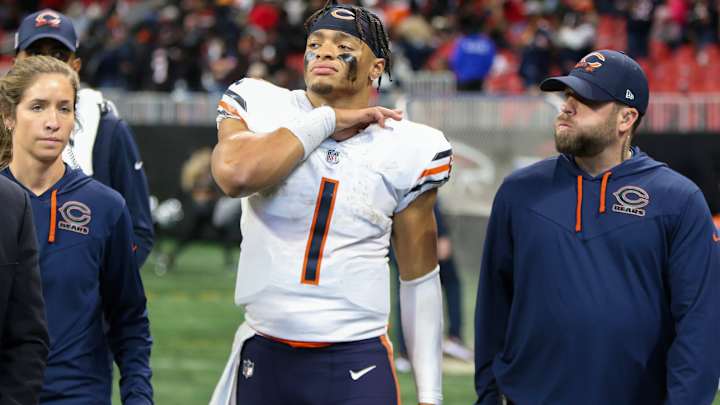 Bears QB Justin Fields Dealing with Shoulder Dislocation, per Report