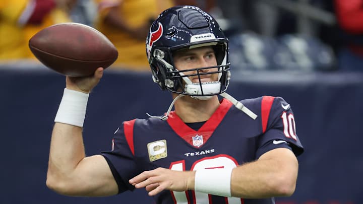 Texans’ Smith Won’t Commit to Davis Mills Remaining Starting Quarterback
