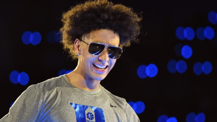 Duke basketball guard surprises associate head coach on glass