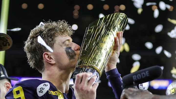 Top QB Prospects of NFL Combine Awkwardly Threw Warm-Up Passes Inside, and Fans Loved It Top QB Prospects of NFL Combine Awkwardly Threw Warm-Up Passes Inside, and Fans Loved It