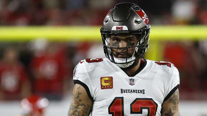 Mike Evans Returns to Bucs, Ends Panthers' Pipe Dream Mike Evans Returns to Bucs, Ends Panthers' Pipe Dream