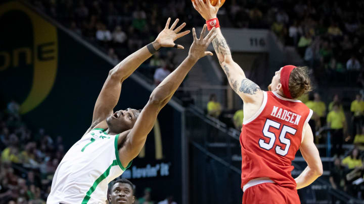 Utah ends regular season with letdown loss to Oregon, and injury to Branden Carlson