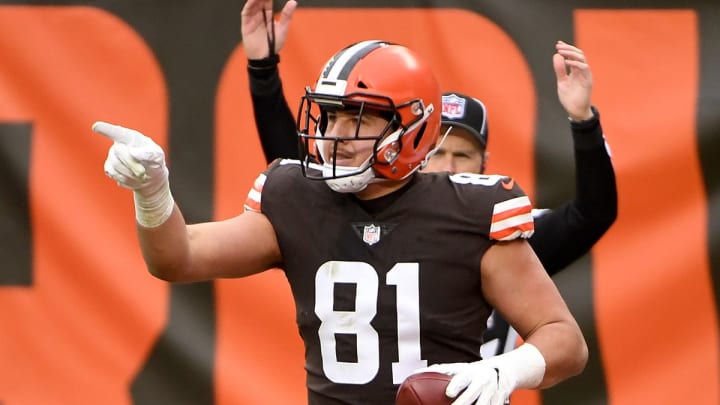 Patriots Sign Austin Hooper; Alex Van Pelt Reunion Patriots Sign Austin Hooper; Alex Van Pelt Reunion