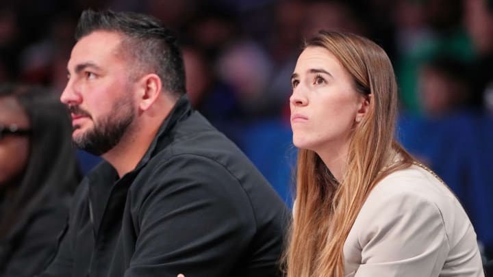 Photo of Oregon Ducks Mascot Crashing Sabrina Ionescu’s Wedding Is Too Good Photo of Oregon Ducks Mascot Crashing Sabrina Ionescu’s Wedding Is Too Good
