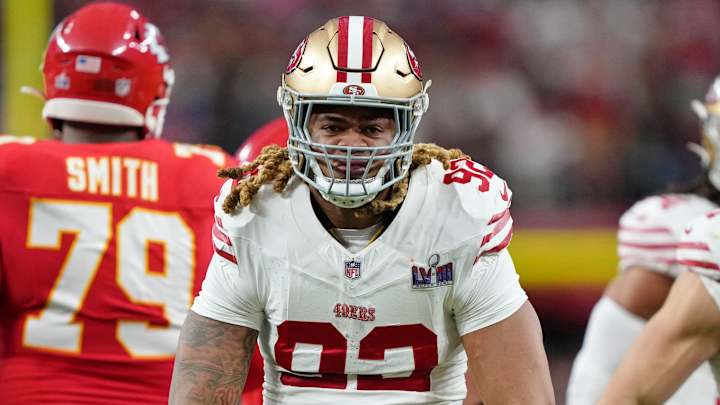 Buccaneers’ NFC South Rival Signs Pro Bowl Defensive End