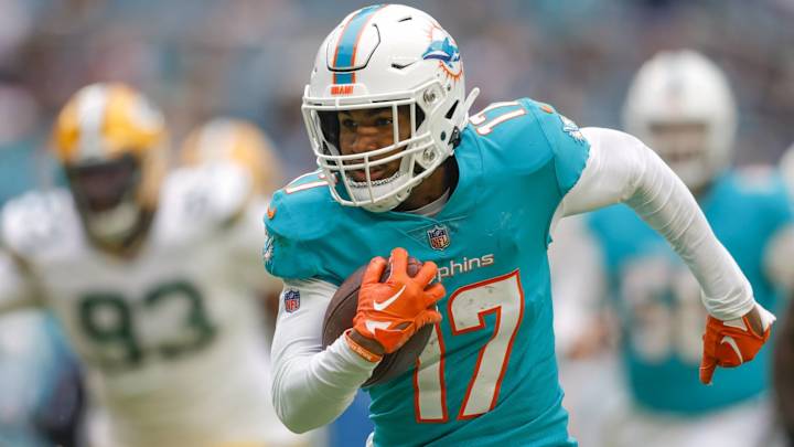 Dolphins’ Jaylen Waddle ‘Fine’ After Practice Midsection Injury, McDaniel Says