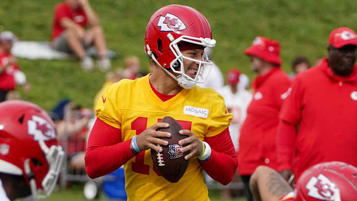 Chiefs Training Camp: Patrick Mahomes Shows Off His Greatness, Receivers Impress Chiefs Training Camp: Patrick Mahomes Shows Off His Greatness, Receivers Impress