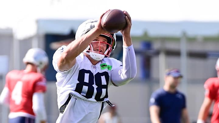 Patriots TE Mike Gesicki Leaves Practice With Injury Patriots TE Mike Gesicki Leaves Practice With Injury