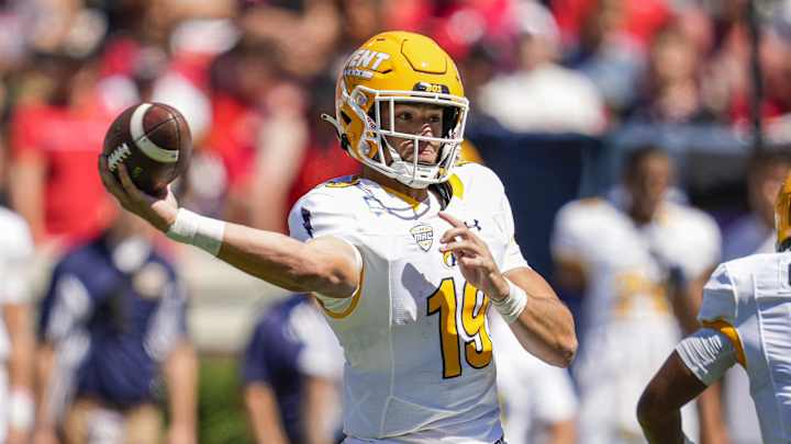 UCLA Transfer QB Emphasizes Distinct Pressure in Quarterback Role UCLA Transfer QB Emphasizes Distinct Pressure in Quarterback Role