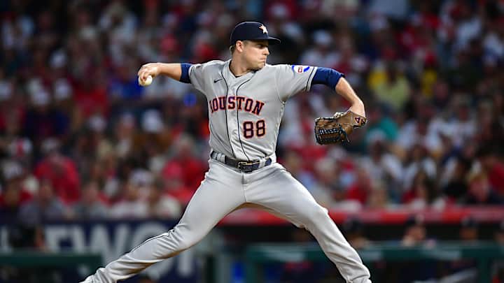 Astros Reliever Throws Bullpen, Continues Recovery from Injury