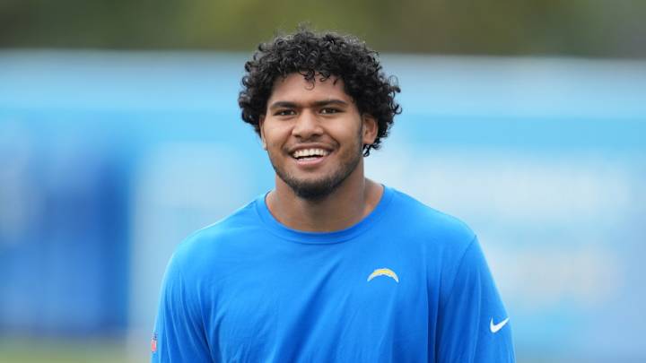 Chargers News: Rookie Linebacker Tuli Tuipulotu Stands Out in Second Preseason Game, Wows Head Coach Chargers News: Rookie Linebacker Tuli Tuipulotu Stands Out in Second Preseason Game, Wows Head Coach