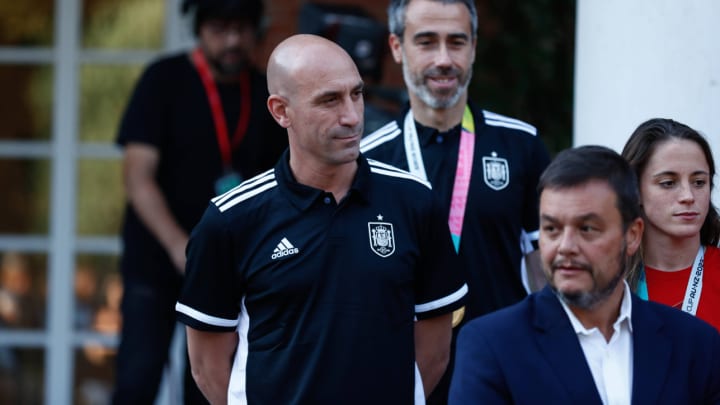 Spain’s Soccer President Apologizes for World Cup Ceremony Kiss Spain’s Soccer President Apologizes for World Cup Ceremony Kiss