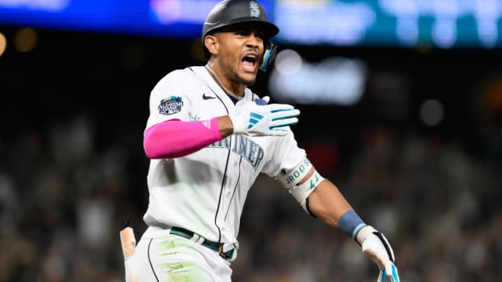 Mariners’ Julio Rodriguez Joins 30-30 Club With Electric, Game-Tying Homer