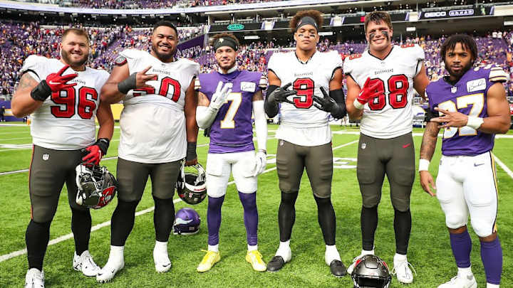 Minnesota Vikings Promote Ex-Husky Gaskin to Active Roster