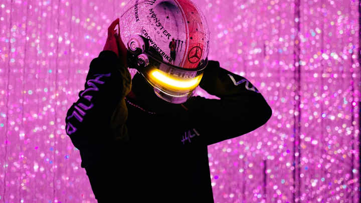 F1 News: Lewis Hamilton Unveils Mind-Blowing Japanese GP Helmet F1 News: Lewis Hamilton Unveils Mind-Blowing Japanese GP Helmet