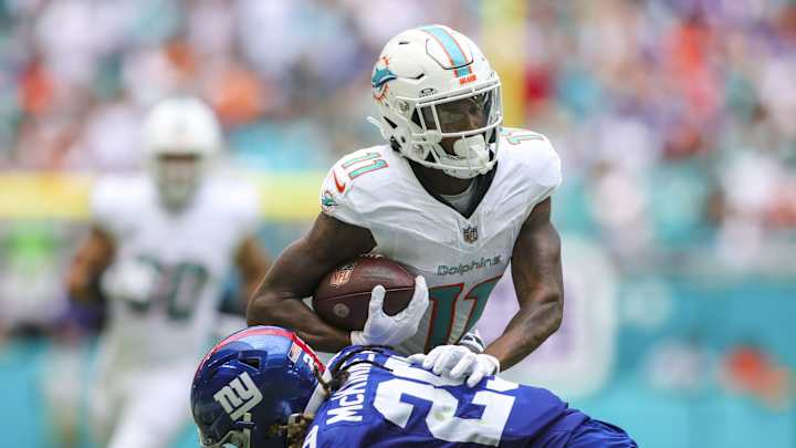 Giants Trail Dolphins 17-10 at the Half Giants Trail Dolphins 17-10 at the Half