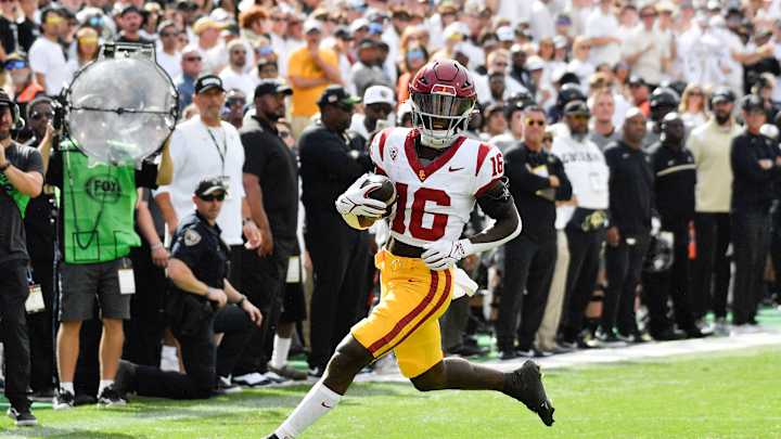 USC Receiver Accidentally Rocked by Official While Running Route vs. Notre Dame USC Receiver Accidentally Rocked by Official While Running Route vs. Notre Dame