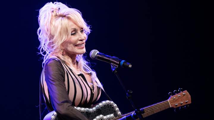 Dolly Parton to Perform at Cowboys’ Thanksgiving Game Halftime Show Dolly Parton to Perform at Cowboys’ Thanksgiving Game Halftime Show