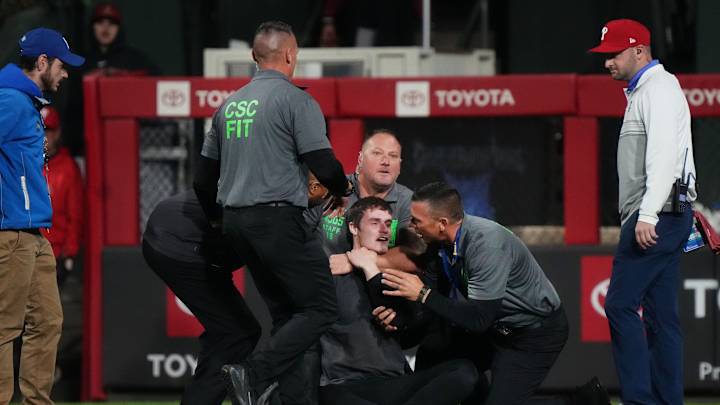 Phillies Fan Ran on Field to Celebrate Game 2 Win and Got Destroyed by Security Guard Phillies Fan Ran on Field to Celebrate Game 2 Win and Got Destroyed by Security Guard
