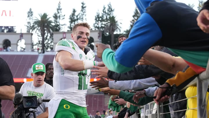 Oregon’s Throwback Jersey Announcement Had College Football Fans Fired Up Oregon’s Throwback Jersey Announcement Had College Football Fans Fired Up