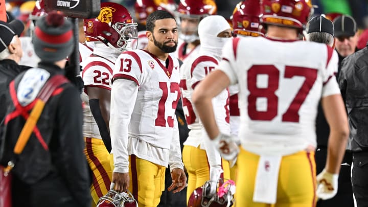 USC’s Caleb Williams Claps Back at Notre Dame Fan Who Trolled Him on Field After Loss USC’s Caleb Williams Claps Back at Notre Dame Fan Who Trolled Him on Field After Loss