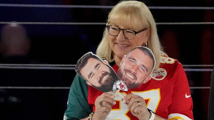 Chiefs’ Travis Kelce Hilariously Rats Out Mother for Putting Him on Leash As Child Chiefs’ Travis Kelce Hilariously Rats Out Mother for Putting Him on Leash As Child