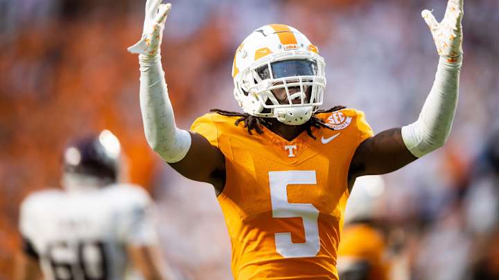 Kamal Hadden Exits Alabama Game With Shoulder Injury