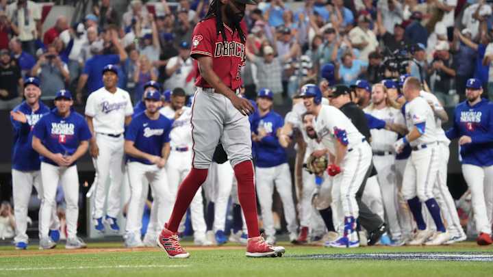 Rangers Walk-Off D-backs in Game 1 of World Series Rangers Walk-Off D-backs in Game 1 of World Series