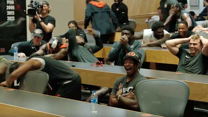 Joe Burrow, Bengals Had Their Minds Blown by Oz the Mentalist’s Mind-Reading Tricks Joe Burrow, Bengals Had Their Minds Blown by Oz the Mentalist’s Mind-Reading Tricks