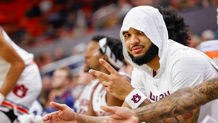 WATCH: Johni Broome Catches Lob From KD Johnson vs SE Louisiana