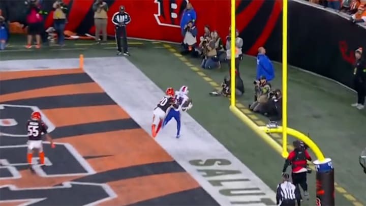 Bills’ Stefon Diggs Crashes Into Security Guard After Catching Two-Point Conversion Bills’ Stefon Diggs Crashes Into Security Guard After Catching Two-Point Conversion